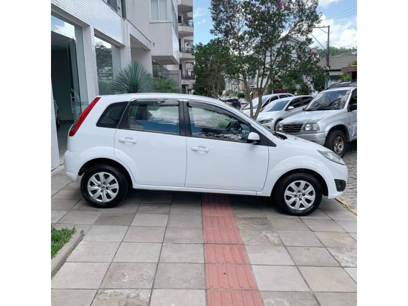 FORD - FIESTA - 2013/2014 - Branca - R$ 34.000,00