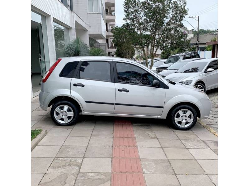 FORD - FIESTA - 2007/2008 - Prata - R$ 28.000,00