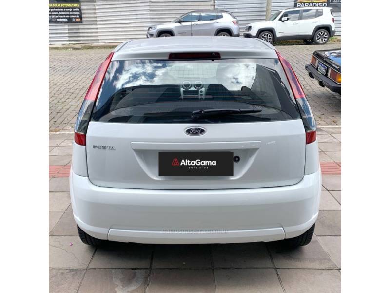 FORD - FIESTA - 2013/2014 - Branca - R$ 34.000,00