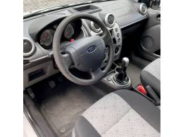 FORD - FIESTA - 2013/2014 - Branca - R$ 34.000,00