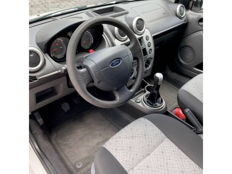 FORD - FIESTA - 2013/2014 - Branca - R$ 34.000,00